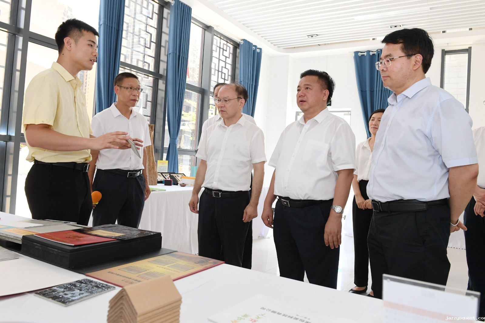 图片 王双飞(右三)、林冠(右二)、李国忠(右一)等领导参观钦州市科技创新成果展.jpg