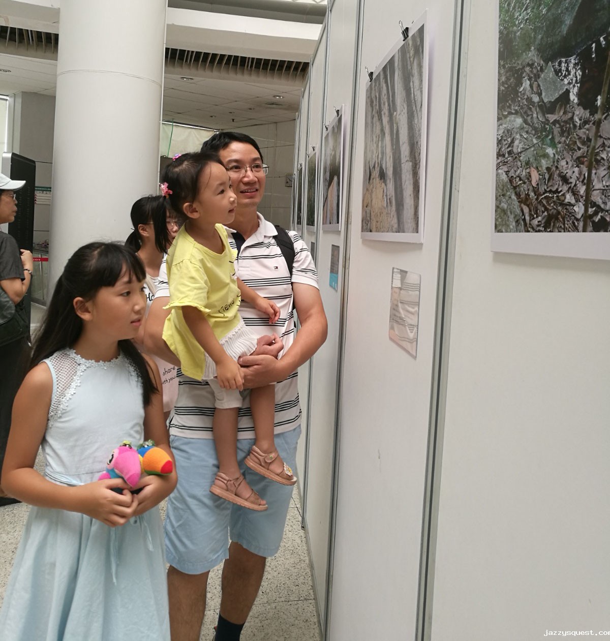 罗应华和孩子在区图书馆参观野生动物图片展 (2).jpg