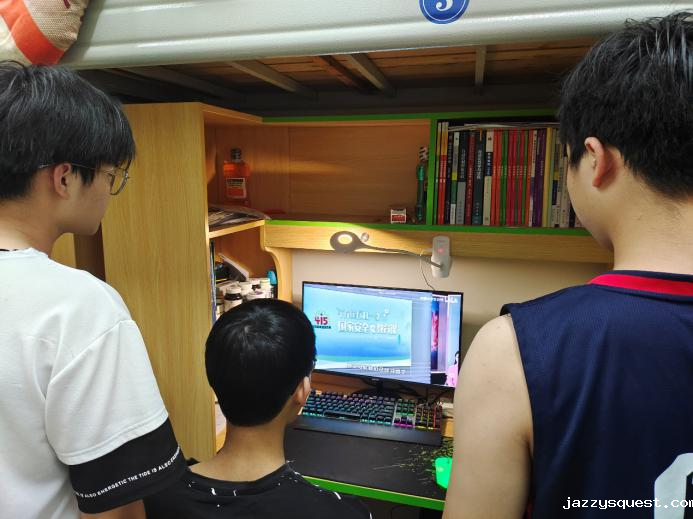 图片 同学们观看公开课.png